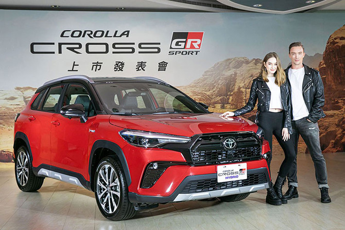 Toyota mới đây đã chính thức tổ chức sự kiện giới thiệu phiên bản GR Sport thể thao hơn của dòng SUV cỡ B quen thuộc Corolla Cross ở Đài Loan. Đây là mẫu xe Toyota thứ hai có phiên bản GR Sport ở thị trường này, sau Corolla Altis. Đồng thời, Đài Loan cũng chính là thị trường đầu tiên trên thế giới đón nhận Toyota Corolla Cross GR Sport 2021 mới.