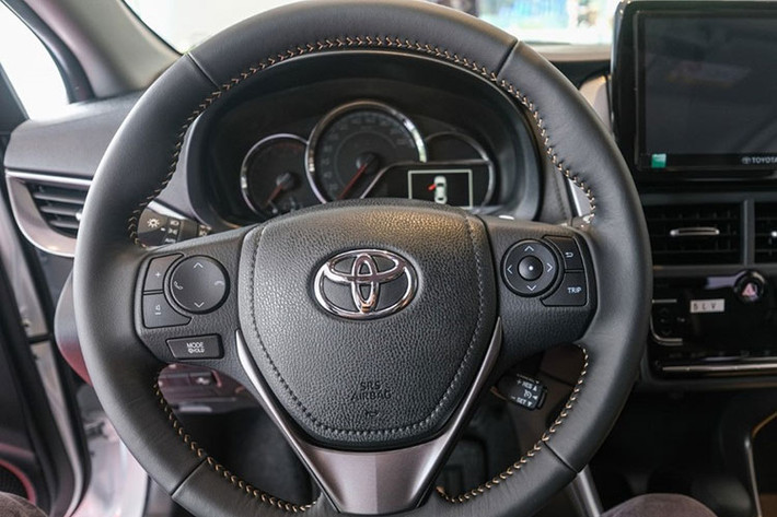 Ngoài ra, phiên bản này được nâng cấp màn hình giải trí cảm ứng 9 inch, tích hợp Apple CarPlay, Android Auto và đặt nổi trên bảng táp lô và hàng ghế sau có thêm 2 cổng USB Type-C. Còn hai phiên bản E MT và E CVT được bổ sung đàm thoại rảnh tay và 2 cổng sạc Type-C cho hàng ghế sau cũng được trang bị trên phiên bản E CVT.