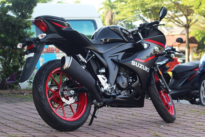 Mới đây, nhà phân phối Suzuki tại Malaysia vừa cho ra mắt phiên bản Suzuki GSX-R150 2025 mới nhất với những thay đổi chủ yếu đến tới màu sơn và giá bán, trong khi các trang bị và thông số kỹ thuật gần như giữ nguyên so với thế hệ đầu tiên.