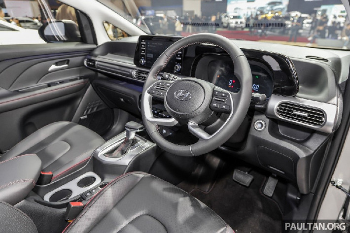 Trái với ngoại thất, nội thất của Hyundai Stargazer X 2024 không thay đổi nhiều về mặt thiết kế. Xe chỉ có thêm ốp đen bóng xung quanh màn hình cảm ứng trung tâm, bảng đồng hồ và khu vực điều khiển điều hòa. Thêm vào đó là chỉ đỏ trên ghế và vô lăng.