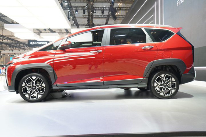Không chỉ có giá dự kiến rẻ hơn Hyundai Stargazer, mẫu MPV này còn sở hữu một số thay đổi cả về thiết kế lẫn trang bị. Cụ thể, Hyundai Stargazer X 2024 được thiết kế theo hướng MPV lai SUV nên có ngoại hình thể thao hơn. Mẫu xe này được bổ sung lưới tản nhiệt, cản trước, cản sau và tấm ốp gầm giả đều khác biệt so với Hyundai Stargazer.