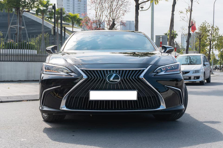 Tại thị trường Việt Nam, Lexus ES sẽ được phân phối với hai phiên bản là ES 300h và ES 250. Giá xe Lexus ES mới chính hãng phiên bản ES 250 bán ra 2,55 tỷ đồng, phiên bản ES 300h cao cấp hơn với mức bán ra 3,04 tỷ đồng, đem lại nhiều lựa chọn khác nhau cho khách hàng. Chiếc xe trong bài đang được chào bán trên sàn xe cũ Hà Nội khoảng 2,67 tỷ đồng.