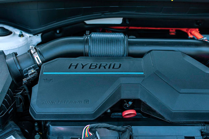 Gói an toàn chủ động SmartSense của Hyundai tiếp tục được trang bị trên Santa Fe Hybrid với các công nghệ chủ đạo bao gồm: Hệ thống hỗ trợ giữ làn đường LKA, Gói an toàn chủ động SmartSense, Đèn pha thích ứng Auto High Beam (AHB), Hệ thống giám sát và phòng tránh va chạm điểm mù BVM & BCA, Hệ thống hỗ trợ đỗ xe chủ động, Hệ thống điều khiển hành trình thông minh Smart Cruise Control (SCC...