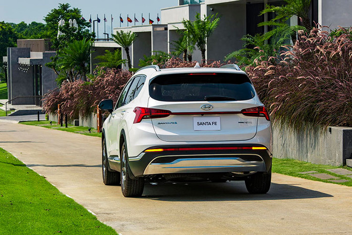 Đèn chạy ban ngày Daytime Running Light (DRL) tạo hình T-Shaped xen dọc cụm đèn chiếu sáng giúp tọa nhận diện đậm nét. Phần đuôi xe vẫn là cụm đèn LED sắc nét. Lazang xe là loại 19 inch được tối ưu khí động học, giúp tăng cường hiệu quả tiết kiệm nhiên liệu.