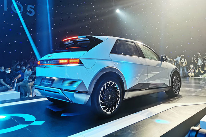 Hyundai IONIQ 5 2022 mới là mẫu xe điện chiến lược của TC Group và Hyundai Motor trong lộ trình phát triển các dòng xe thân thiện môi trường, sử dụng năng lượng tái tạo. Đây là sản phẩm đầu tiên sử dụng tên gọi IONIQ, thương hiệu mới được Hyundai Motor tách ra nhằm phát triển độc lập các mẫu xe sử dụng năng lượng xanh.