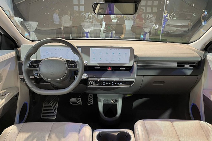 Không gian nội thất của xe được Hyundai gọi là “Smart Living Space” - một không gian thông minh dành cho cuộc sống chứ không chỉ đơn thuần là một khoảng cabin của xe ôtô. Điểm tạo ấn tượng của nội thất IONIQ là bệ tỳ tay trung tâm di động Universal Island sáng tạo có thể trượt di động hành trình 140mm, giúp hành khách có thêm không gian khi sử dụng xe.