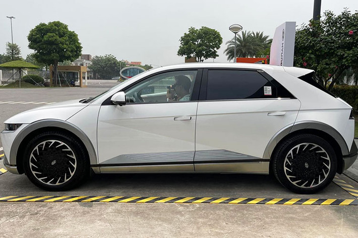 Hyundai Ioniq 5 vừa nhận được 3 giải thưởng quan trọng của World Car Awards 2022, gồm giải Xe của năm, Xe điện của năm và Thiết kế xe của năm. Hyundai Ioniq 5 đã đánh bại 2 đối thủ đáng gờm là Ford Mustang Mach-E và Kia EV6, vốn là mẫu xe có cùng nền tảng e-GMP với Ioniq 5. Đây cũng là mẫu xe điện thứ 4 được ra mắt tại thị trường trong nước, sau Porsche Taycan, VinFast e34 và VinFast VF8.