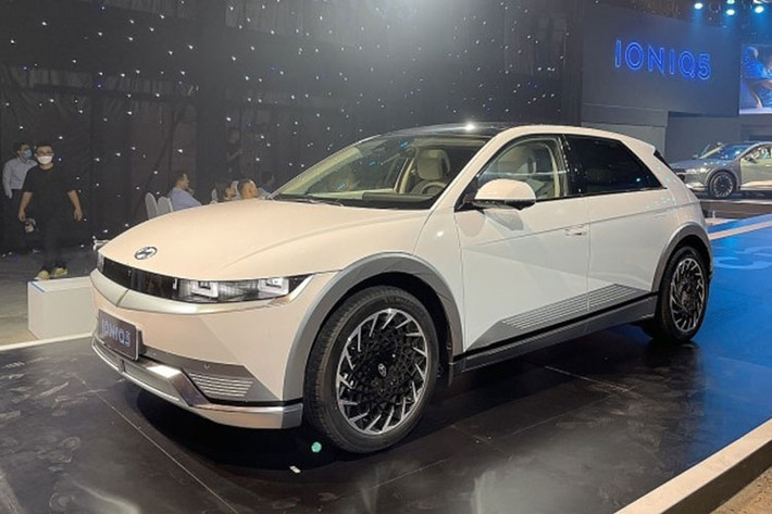 TC Motor vừa giới thiệu Hyundai Ioniq 5 tại Việt Nam. Đây là mẫu xe điện đang nhận được nhiều giải thưởng cũng như lời khen từ giới bốn bánh quốc tế. Tuy nhiên, mẫu crossover chạy điện cỡ trung này vẫn chưa được phân phối chính thức nên chưa có giá bán lẻ đề xuất, hãng đem về với mục đích thăm dò thị trường.