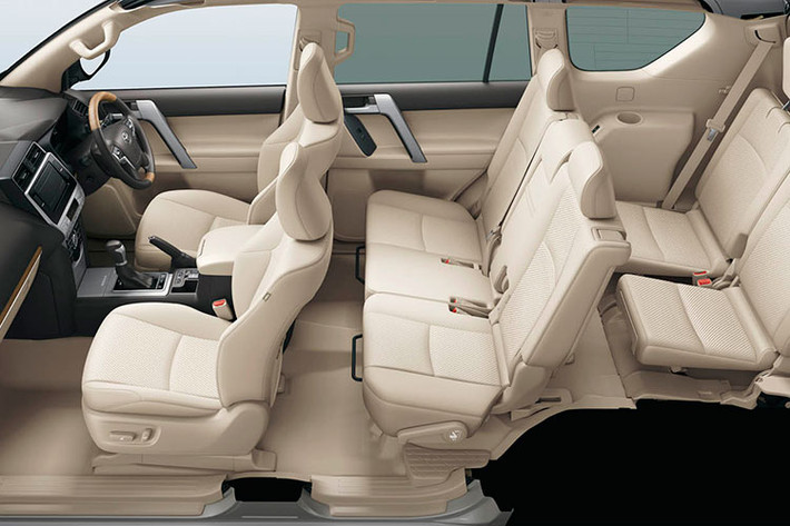 Theo tin đồn, Toyota Land Cruiser Prado 250 Series sẽ có kích thước lớn hơn thế hệ cũ. Cụ thể, xe được cho là sẽ sở hữu chiều dài 4.900 mm, chiều rộng 1.920 mm, chiều cao 1.900 mm và chiều dài cơ sở 2.850 mm. Nếu đúng như vậy, xe sẽ dài hơn 75 mm, rộng hơn 35 mm, cao hơn 10 mm trong khi chiều dài cơ sở tăng 60 mm so với trước. Sự thay đổi này hứa hẹn sẽ mang đến không gian nội thất rộng rãi hơn cho xe.