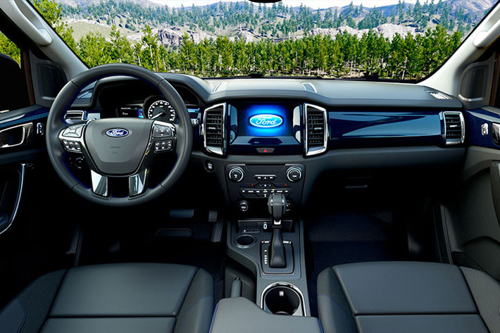 Bên trong khoang nội thất Ford Everest Sport thế hệ mới, ghế và táp-lô bọc da với điểm nhấn là các đường chỉ thêu màu xanh dương, cùng phong cách thiết kế với “siêu bán tải” hiệu năng cao Ford Ranger Raptor.