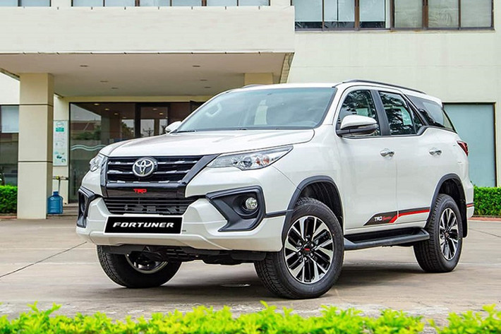 Mẫu xe Nhật cuối cùng xuất hiện trong bảng xếp hạng chính là Toyota Fortuner với 1.874 xe bán ra sau 3 tháng đầu năm 2020. Hiện nay, Fortuner đang bị đối thủ Santa Fe bám đuổi sát sao với khoảng cách doanh số rất mong manh. Fortuner phân phối tại thị trường Việt dưới 2 dạng song song là lắp ráp và nhập khẩu. Xe có giá từ 1,15-1,354 tỷ đồng cho 06 phiên bản.