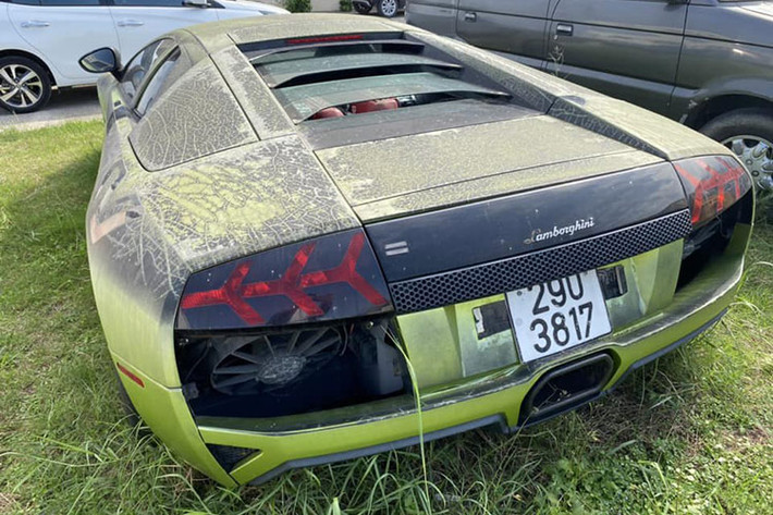 Mới đây, hình ảnh về chiếc ôtô có ngoại hình rất giống với siêu xe Lamborghini Murcielago LP640-4 hàng hiếm. Chiếc xe mang biển kiểm soát 29U-3817 nằm ở 1 bãi đỗ xe tại Quảng Bình với ngoại thất xuống cấp nghiêm trọng đã thu hút sự quan tâm của cộng đồng mạng. Đến nay, hình ảnh của chiếc xe này lại được chia sẻ, và lần này, chụp khá cận cảnh từ phía sau xe, để lộ ra nhiều điểm đáng ngờ.