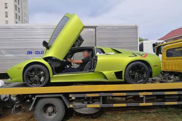 Chưa hết, điểm nhấn độc đáo trên Lamborghini Murcielago LP640 còn phải kể đến 2 mang cá bên hông động cơ sẽ trồi lên ngay khi xe được khởi động nhằm giúp "siêu bò" làm mát động cơ tốt hơn. Khi siêu xe tắt máy, 2 mang cá này sẽ được xếp lại gọn gàng.