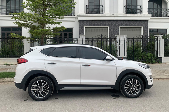 Cùng một danh sách trang bị nhưng giá bán Hyundai Tucson 2019 phiên bản máy dầu cao hơn phiên bản máy xăng 2.0 đặc biệt đến 63 triệu đồng. Đây là mức chênh lệch khá lớn nên hiện tại khách hàng lựa chọn máy dầu khi chọn mua mẫu crossover này không nhiều.