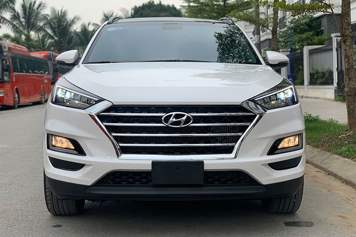 Ở thời điểm ra mắt phiên bản mới vào cuối năm 2018, Hyundai Tucson máy dầu đặc biệt 2.0D có giá bán công bố 940 triệu đồng, cao hơn cả phiên bản Turbo. Tuy nhiên hiện tại khách hàng đã có thể tiếp cận mẫu xe này với mức giá dễ chịu hơn, nhưng phải chấp nhận lấy xe sản xuất năm 2019. Đối với các mẫu sản xuất 2020 còn khá ít xe, nếu có thì đại lý sẽ bán trong tầm giá khoảng 900 triệu, giảm 40 triệu so với niêm yết.