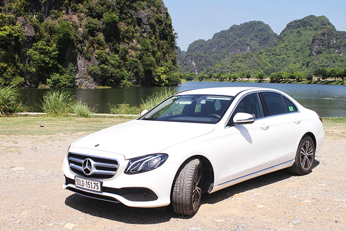 Dòng xe sang Mercedes-Benz E-Class hiện đang được ưa chuộng nhất tại thị trường Việt Nam hiện nay. Tuy nhiên, do giá bán của dòng E-Class hiện đang dao động từ 2,13 - 2,9 tỷ đồng nên đối tượng tiếp cận dòng xe này chủ yếu vẫn là các khách hàng có thu nhập cao.