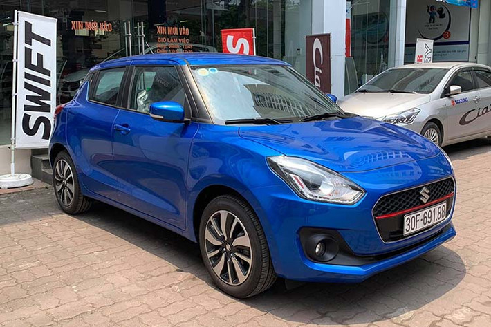 Suzuki Swift ế nhất trong tháng 2/2020, chỉ bán được 1 chiếc trong tháng vừa qua. Doanh số này giảm sâu đến 99,5% so với tháng trước. Hiện nay Suzuki Swift được bán ra thị trường với 3 phiên bản là GLX giá 549 triệu đồng, GLX Special giá 562 triệu đồng và GL giá 499 triệu đồng. Thay vì lắp ráp, Suzuki Swift mới đã được chuyển sang nhập khẩu từ thị trường Thái Lan để hưởng ưu đãi về thuế.