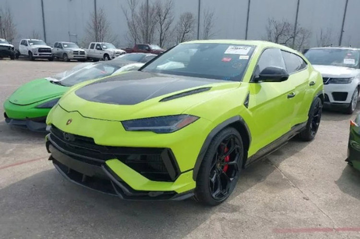 Trong tháng 4/2025 này, tại Mỹ đã xuất hiện một chiếc siêu SUV Lamborghini Urus Performante bán giá sắt vụn. Nhưng thực tế chất lượng xe vẫn mới nguyên còn sử dụng rất tốt, không hề gặp tai nạn, ngập nước hay lỗi sản xuất.