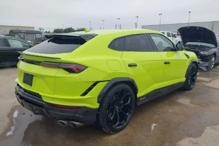 Tuy nhiên, chiếc Urus Performante này thiếu đi một yếu tố: số VIN (Vehicle Identification Number, thường gọi là số khung). Theo bên đấu giá, biển số VIN tại kính chắn gió của xe đã bị trộm. Đáng chú ý là việc dù biết số VIN gốc (do xe thường có số VIN ở một số nơi khác như khoang động cơ hay khung thân xe), họ vẫn khó lòng chứng minh đây là xe thật để đăng ký với các cơ quan chức năng.
