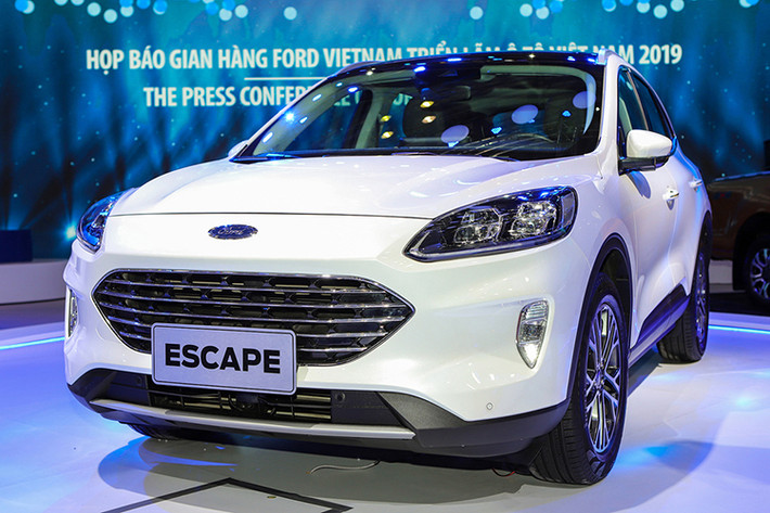 Ford Escape thế hệ mới từng xuất hiện tại triển lãm VMS 2019 dưới dạng xe trưng bày. Bản thương mại dự kiến sẽ bán vào cuối năm nay. Nhiều lần xe bị bắt gặp chạy thử trong khuôn viên nhà máy Hải Dương.