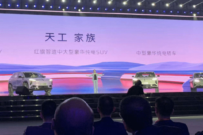 Hongqi Tiangong 05 ra mắt được xây dựng trên nền tảng 400V. Mỗi phiên bản của chiếc sedan này đều sử dụng một động cơ điện duy nhất ở trục sau, cho công suất 210 kW (282 mã lực) và mô-men xoắn 317 Nm.