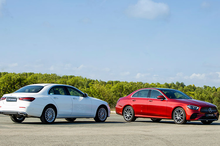 Có hơn 1,2 triệu xe E-Class thế hệ thứ 10 (W213) đã đến tay khách hàng trên toàn cầu. Tại Việt Nam, E-Class đang là xe sang hạng cỡ trung được ưa chuộng nhất. Trong các sản phẩm chủ lực của MBV mới ra mắt vừa qua, Mercedes-Benz E-Class 2021 nâng cấp là mẫu xe đầu tiên mang ngôn ngữ thiết kế Sensual Purity thế hệ mới.