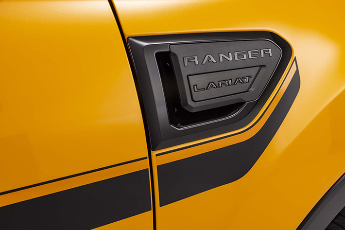 Chưa hết, Ranger 2022 còn có bệ chân ở thùng sau mới, giúp việc chất/dỡ đồ trở nên dễ dàng hơn. Bên trong thùng sau là lớp lót bằng nhựa đúc có tác dụng chống xước, thanh ray bằng thép cứng, ổ điện 400W 240V, đèn LED, móc chằng đồ và các vách ngăn mới để cố định hàng hóa.