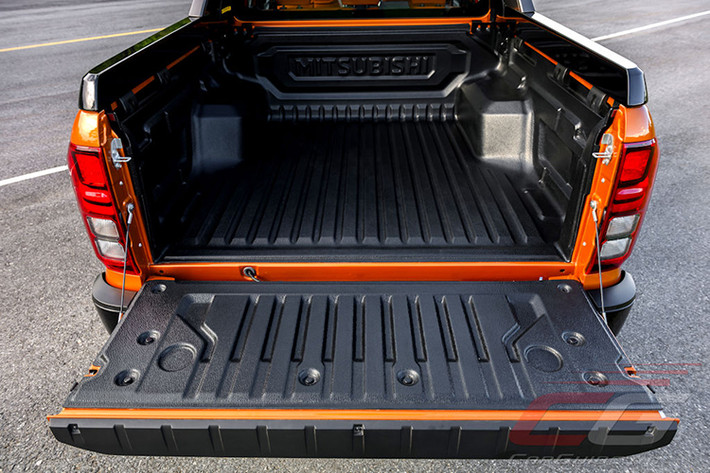 Trong khi tổng thể xe Mitsubishi Triton 2024 vuông vức hơn trước. Đáng chú ý, phiên bản Athlete cao cấp nhất trông vô cùng nổi bật với những họa tiết màu cam độc đáo.