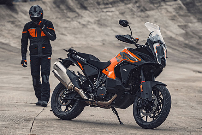 Xe được trang bị tiêu chuẩn bộ đo lường quán tính 6 trục mới, kiểm soát lực kéo, kiểm soát ổn định, hệ thống ABS có khả năng bật/tắt. Xe có 4 chế độ lái là Rain, Street, Sport và Off-road...