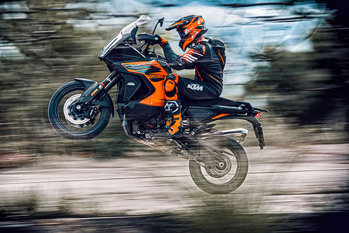 Tại Việt Nam, thương hiệu KTM đang phân phối dòng xe adventure với duy nhất mẫu 390 Adventure (175 triệu đồng). Dự tính nếu đại dịch COVID-19 không kéo dài, mẫu xe này có thể về Việt Nam trong năm nay.