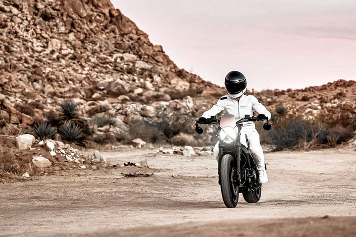 Ducati Scrambler bản kỷ niệm 10 năm có chiều cao yên ngồi khá 795 mm. Trọng lượng khô của xe nặng 176 kg, bình xăng có dung tích lơn 14,5 lít. Hiện giá xe Ducati Scrambler 10 Anniversario Rizoma Edition này chưa được tiết lộ.
