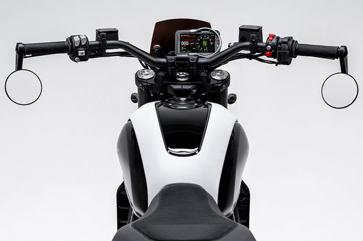 Màu sắc những chi tiết xuất hiện trên Ducati Scrambler 10 Anniversario Rizoma Edition được phối kết hợp với những chi tiết màu trắng và đen trên bộ phận bình xăng, tấm chắn bùn, động cơ và khung xe.