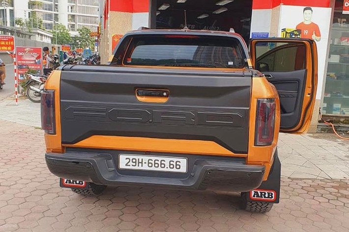 Cụ thể, vào lúc 13 giờ 51 phút ngày 15/11 vừa qua, Huấn "hoa hồng" đăng ảnh chiếc xe bán tải Ford Ranger biển 29H-666.66 kèm trạng thái "Cần tìm chủ xe. Tôi chấp nhận lấy 3 tỷ đồng nếu chủ xe bán, cà phê 99 triệu đồng cho ai biết thông tin".