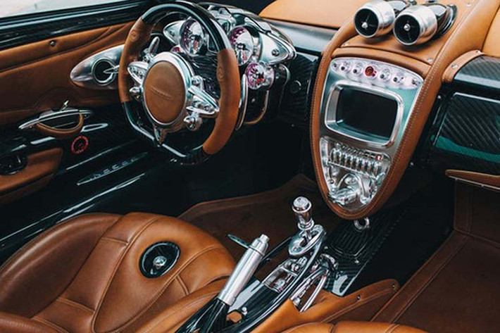 Bên trong nội thất của hiếc siêu xe Pagani Huayra này được bọc da cao cấp màu đen kết hợp với chỉ khâu tương phải màu cam nổi bật. Ở cả bên ngoài và bên trong, Pagani sử dụng nhiều chi tiết được làm bằng sợi carbon như toàn bộ thân xe, bảng táp-lô, cửa xe.
