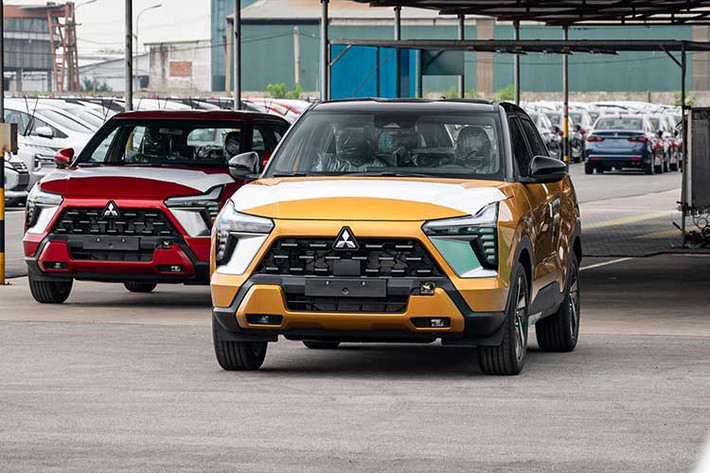 Cụ thể, những hình ảnh dàn xe Mitsubishi XForce về Việt Nam đã lộ diện với đủ màu sắc và các phiên bản, xuất hiện tại một kho hàng của hãng. Điều này cho thấy việc mẫu xe SUV cỡ B này đang chuẩn bị cho việc ra mắt và đưa đến tay người dùng Việt trong thời gian sắp tới.