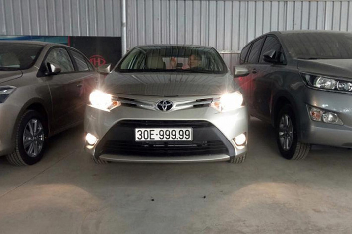 Việc những chiếc xe phổ thông giá rẻ sở hữu biển đẹp được bán lại với mức giá hơn 1 tỷ đồng cũng không phải là chuyện hiếm lạ. Vào cuối năm 2017, một chủ nhân của chiếc Toyota Vios tại Hà Nội được cho là "bốc biển" ngẫu nhiên và nhận được dãy số đẹp nhất trong ngày 24/11/2017 là: 30E-999.99.