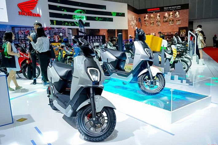 Tại triển lãm VMS 2024, Honda Việt Nam đã chính thức giới thiệu mẫu xe máy điện dành cho học sinh mới mang tên ICON e:. Theo hãng, mẫu xe ga Honda ICON e: 2025 mới là sản phẩm đầu tiên được sản xuất hàng loạt dành cho người dùng tại Việt Nam.
