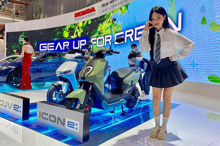 Hiện giá xe Honda ICON e: 2025 chính hãng tại Việt Nam vẫn chưa được công bố. Tuy nhiên theo hãng Honda, xe dự kiến có giá dưới 30 triệu đồng không kèm pin. Pin sẽ được cung cấp dưới hình thức cho thuê, không giới hạn quãng đường, với phương thức thanh toán trực tuyến qua ứng dụng My Honda+.
