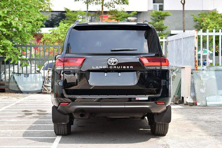 Những trang bị mới trên Toyota Land Cruiser phiên bản nâng cấp gồm: La-zăng xe kích thước 20 inch giống bản nhập Trung Đông thay vì 18 inch trên phiên bản cũ; Nâng cấp điều hòa có ion âm; Màn hình hiển thị trên kính lái HUD; Hệ thống phanh an toàn khi đỗ xe.
