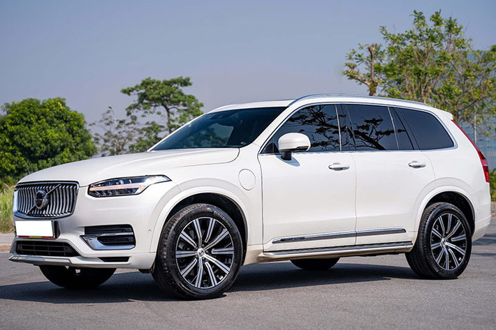 Một chủ nhân hiện đang chào bán một chiếc SUV hạng sang Volvo XC90 sản xuất 2021 với mức giá hơn 3 tỷ đồng. Theo thông tin được người bán đăng tải, chiếc xe thuộc phiên bản T8 Recharge (hybrid) với ngoại thất màu trắng sang và nội thất bọc da màu nâu cao cấp. Chỉ số ODO (quãng đường đã di chuyển) khoảng 60.000 km.