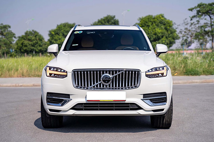 Về kích thước tổng thể, Volvo XC90 2021 tại Việt Nam sở hữu thông số chiều dài x rộng x cao tương ứng là 4.950 x 1.931 x 1.776 (mm), trục cơ sở dài 2.984 mm. Thiết kế đầu xe thu hút ánh nhìn với lưới tản nhiệt nan đơn và mặt ca-lăng được thiết kế lõm vào, tạo hiệu ứng chiều sâu độc đáo.