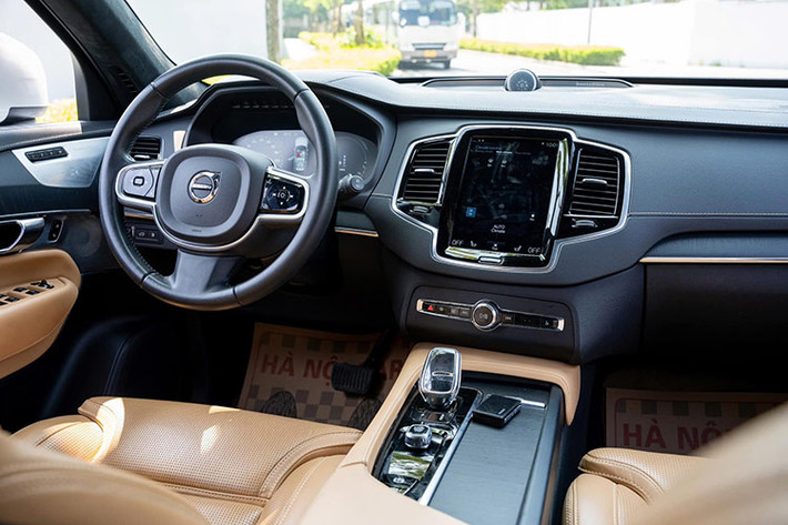 Bên trong, Volvo XC90 2021 phiên bản T8 Recharge xe có nhiều chi tiết trang trí bằng gỗ theo tiêu chuẩn, toát lên sự sang trọng. Ngoài ra, xe con được trang bị ghế bọc da cao cấp đi kèm lỗ thông gió và các tính năng chỉnh điện, sưởi ấm, làm mát...