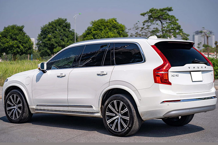 Ở thời điểm "đập hộp", mức giá xe Volvo XC90 2021 bản T8 Recharge có giá niêm yết là 4,599 tỷ đồng. Để trở thành chủ nhân hợp pháp cả chiếc xe, tổng số tiền mà người dùng ban đầu phải chi lên tới hơn 5 tỷ đồng.