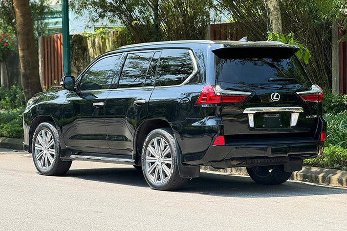 Được biết, giá xe Lexus LX570 2016 nhập Mỹ thời điểm mới về Việt Nam, dao động từ 8,4 - 8,8 tỷ đồng, tùy cấu hình trang bị. Có thể thấy, sau 8 năm sử dụng, chiếc SUV hạng sang này đã mất giá một khoản đáng kể.