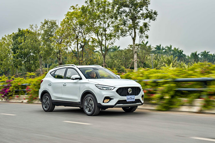 Việc chuyển sang nhập khẩu nguyên chiếc từ Thái Lan giúp MG ZS 2021 “né” được thuế nhập khẩu và từ đó giá bán của phiên bản cao nhất (Lux+) của ZS mới giảm 20 triệu đồng so với trước kia, chỉ còn 619 triệu đồng nhưng lại nhiều trang bị hơn. Giá xe MG ZS 2021 lần lượt là 619 triệu đồng cho phiên bản ZS Lux+ và 569 triệu đồng cho phiên bản ZS Com+.
