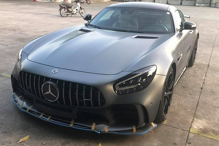 Tuy nhiên theo nhiều nguồn tin, không loại trừ Cường Đô la sẽ được Mercedes-Benz Việt Nam hỗ trợ về giá thành khi mua xe Mercedes-AMG GT R do là người nổi tiếng chơi xe và là khách hàng rất thân thiết của thương hiệu Mercedes-Benz.