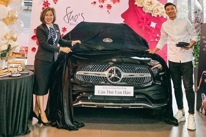 Mức giá xe Mercedes-Benz GLC 300 mới này hiẹn có mức chính hãng khoảng hơn 2,4 tỷ đồng. Về thành tích, Đoàn Văn Hậu từng đón nhận rất nhiều các giải thưởng lớn trong nước cũng như quốc tế, trong đó phải kể tới như danh hiệu "Cầu thủ trẻ xuất sắc nhất Đông Nam Á" năm 2017, "cầu thủ trẻ nam xuất sắc nhất Việt Nam năm 2017 và 2018".