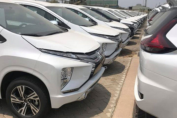 Hiện tại, Mitsubishi đang mở bán với 3 phiên bản gồm 1 bản lắp ráp giá 630 triệu đồng và 2 bản nhập khẩu là AT (630 triệu đồng) và MT (555 triệu đồng). Nhằm tăng sức cạnh tranh với đổi thủ XL7 và Ertiga, cả hai phiên bản Xpander nhập khẩu cũng được Mitsubishi đều nhận ưu đãi 50% phí trước bạ và nhiều quà tặng có giá trị khác.
