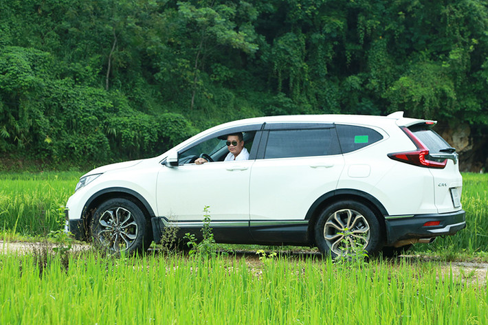 Điểm trừ duy nhất trên Honda CR-V 2020 có lẽ vẫn là khả năng cách âm giống như thế hệ cũ, điều này có thể cảm nhận rõ khi người viết cầm lái chiếc xe trên đường cao tốc. Tiếng gió và lốp vẫn vọng vào khoang cabin, nhưng âm thanh phát ra từ động cơ hoàn toàn bị triệt tiêu và không thể xâm nhập vào khoang cabin. Tuy nhiên hộp số CVT mang đến khả năng chuyển số mượt mà, tăng tốc êm ái cùng công nghệ vượt trội sẽ giúp bạn mau quên đi cảm giác này.