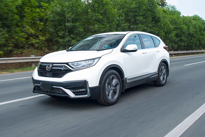 Trong khi các đối thủ dùng động cơ 2.0L hoặc 2.5L, CRV lại sử dụng cỗ máy 1.5L Turbo nhằm mang khả năng tiết kiệm nhiên liệu, nhưng trải nghiệm thì rất khó chê. Xe có độ nhạy chân ga đáng nể thể hiện sức mạnh của khối động cơ tăng áp, vô lăng được trợ lực điện cũng mang đến khả năng điều khiển dễ dàng, độ phản hồi với mặt đường chính xác. Khi chạy tốc độ cao hay ở những cũng đường đèo dốc gồ ghề, khả năng đầm chắc của vô lăng cũng là điểm cộng trên mẫu xe này.